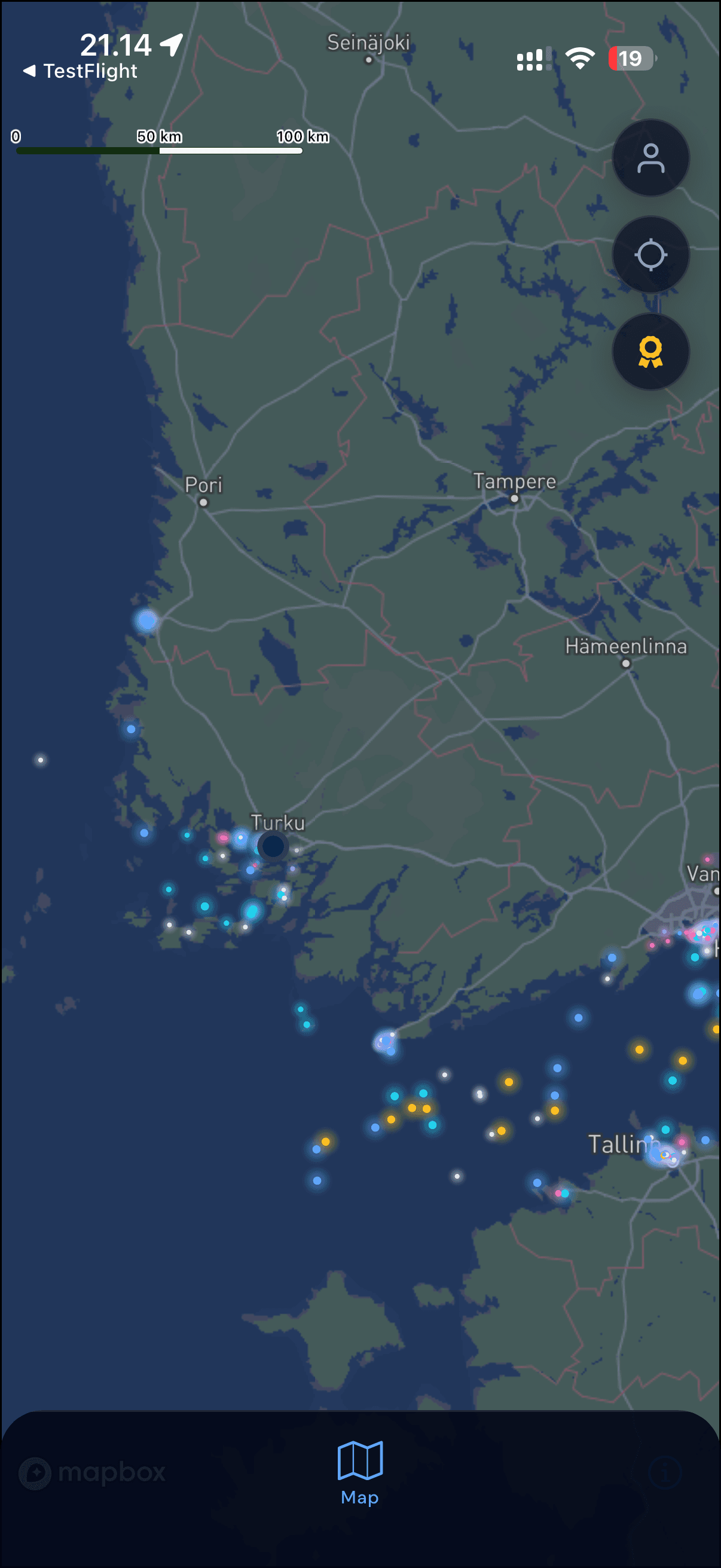 AIS Social -kartta täynnä värikkäitä venemerkkejä Euroopan yllä